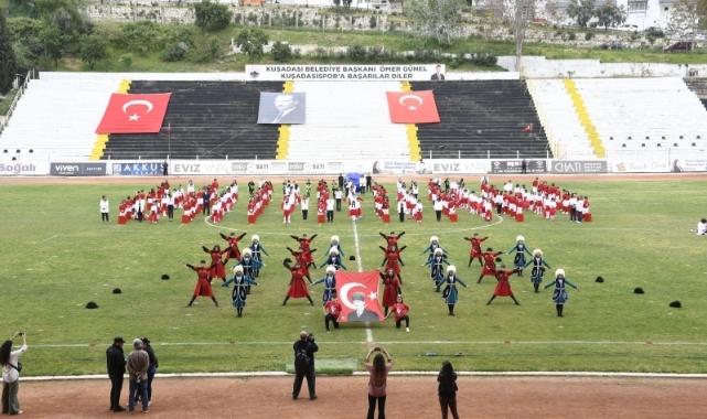 Kuşadası'nda 23 Nisan coşkuyla kutlanıyor