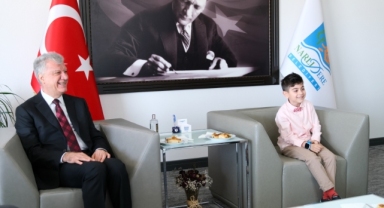 Narlıdere Belediye Başkanı Ali Engin, koltuğunu minik Kerem'e devretti