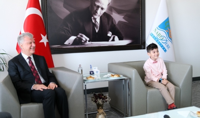 Narlıdere Belediye Başkanı Ali Engin, koltuğunu minik Kerem'e devretti