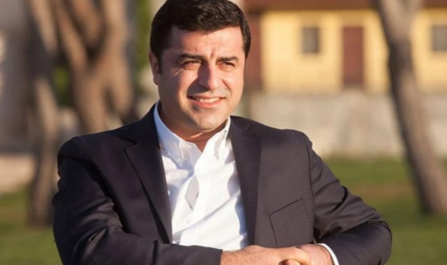 Seccade tartışmasında Demirtaş da topa girdi: Oy uğruna Kuran-ı Kerim’i pazarlamaya çalışmak mı, seccadeye yanlışlıkla basmak mı günah?