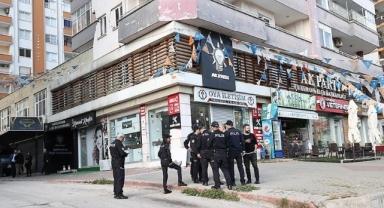 Silahlı saldırı düzenlenen AK Parti ilçe binası deprem sonrası boşaltılmış!