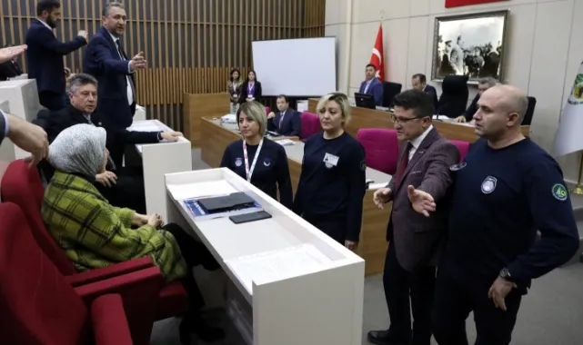 Tanju Özcan, önceki toplantıda kendisine su şişesi fırlatan meclis üyesini dışarı çıkarttı