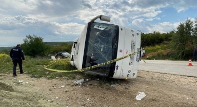 Tırla çarpışan öğrenci servisi devrildi: 23 yaralı