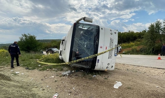 Tırla çarpışan öğrenci servisi devrildi: 23 yaralı
