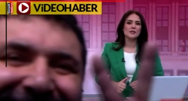 TRT Haber yayınında ilginç anlar; aniden kadraja giren kişi zafer işareti yaptı