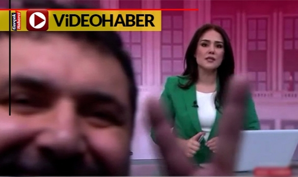 TRT Haber yayınında ilginç anlar; aniden kadraja giren kişi zafer işareti yaptı