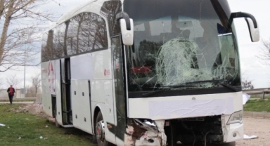 Yolcu otobüsü bariyerlere girdi: 17 yaralı