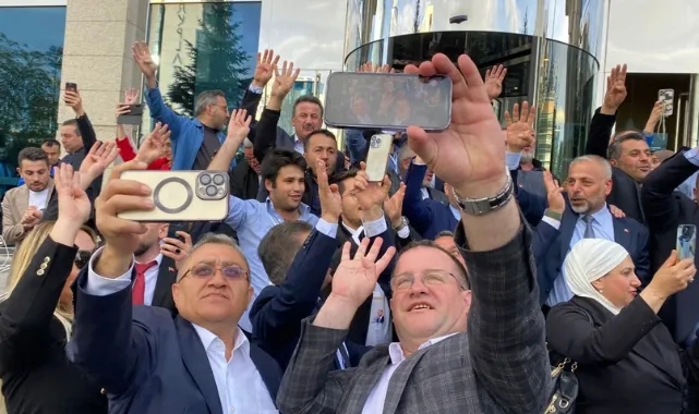 AK Parti Genel Merkezinde seçim kutlaması başladı