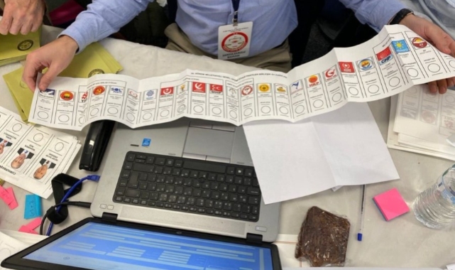 AK Parti mühürlü oy pusulaları hakkında suç duyurusu