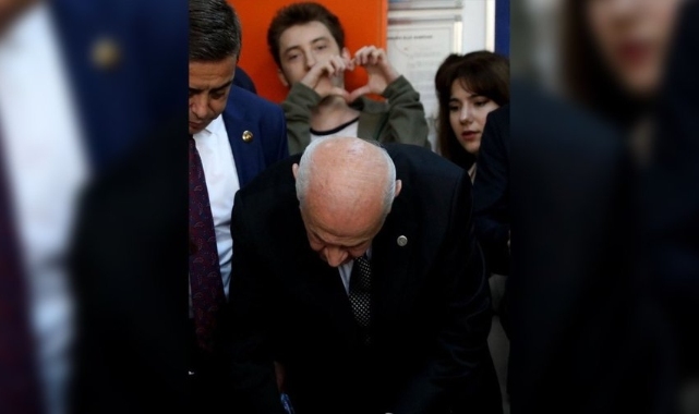 Bahçeli oyunu atarken arkasındaki genç 'kalp' yaptı