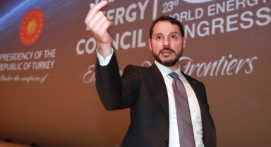 Berat Albayrak oy kabinine annesi ile birlikte girdi, tutanak tutuldu