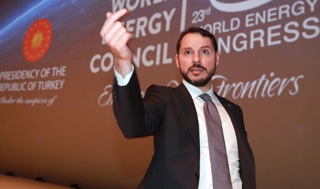 Berat Albayrak oy kabinine annesi ile birlikte girdi, tutanak tutuldu