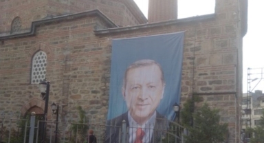 Bursa'da camiye Cumhur İttifakı'nın adayı Recep Tayyip Erdoğan'ın posteri asıldı