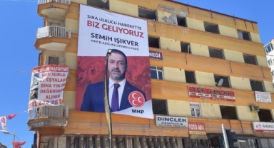 Cumhur İttifakı ağır hasarlı binaları reklam alanı yaptı