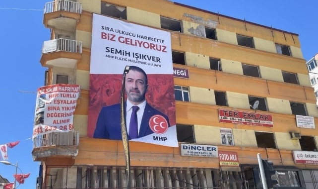 Cumhur İttifakı ağır hasarlı binaları reklam alanı yaptı