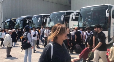 Depremzedelerin demokrasi yolculuğu... Oy kullanmak için İzmir'den yola çıktılar