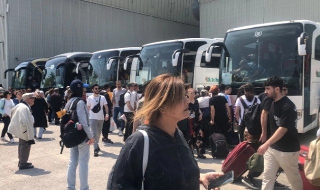 Depremzedelerin demokrasi yolculuğu... Oy kullanmak için İzmir'den yola çıktılar