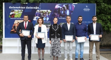 DEÜ'lü öğrenciler belgelerini rektör Hotar'dan aldı