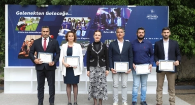 DEÜ'lü öğrenciler belgelerini rektör Hotar'dan aldı