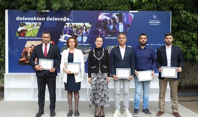 DEÜ'lü öğrenciler belgelerini rektör Hotar'dan aldı