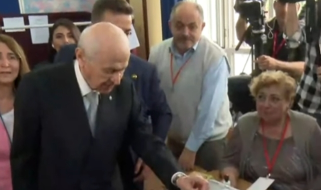 Devlet Bahçeli, oyunu kullandı: "Türk milleti olgunluk içerisinde bir seçim dönemi yaşamıştır, Milletimize hayırlı uğurlu olsun"