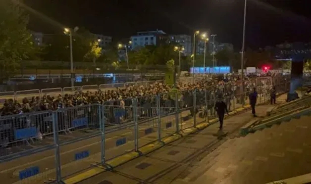 Diyarbakır’da sandık görevlileri YSK önünde kuyruk oluşturdu