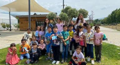 Efes Selçuklu çocuklar fideleri toprakla buluşturuyor