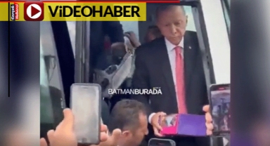 Erdoğan'ın çocuklara oyuncak dağıttığı anlardaki yüz ifadesi dikkat çekti