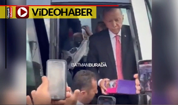 Erdoğan'ın çocuklara oyuncak dağıttığı anlardaki yüz ifadesi dikkat çekti