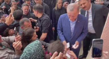 Erdoğan okul dışında seçmene para verdi
