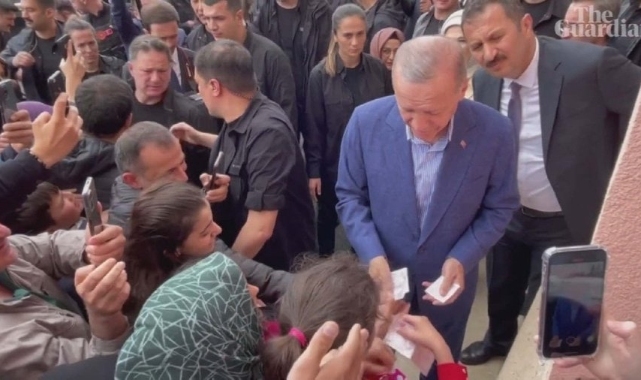 Erdoğan okul dışında seçmene para verdi