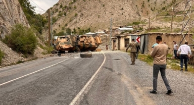Hakkâri-Van yolunda askeri araç devrildi: 3 yaralı!