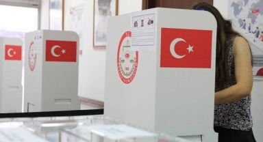 İkinci tur resmen başladı: Yurtdışında ve gümrüklerde seçmenler sandık başında