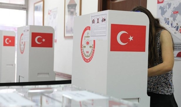 İkinci tur resmen başladı: Yurtdışında ve gümrüklerde seçmenler sandık başında