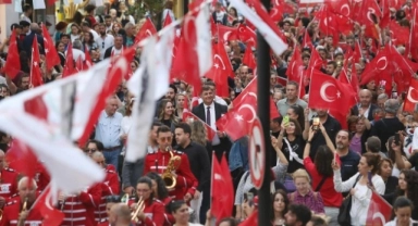 Karşıyakalılar 19 Mayıs için meydanlara indi... "Yarın bu ülkenin gençleri Türkiye'ye sahip çıkacak"