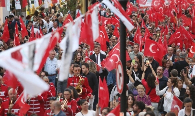 Karşıyakalılar 19 Mayıs için meydanlara indi... "Yarın bu ülkenin gençleri Türkiye'ye sahip çıkacak"