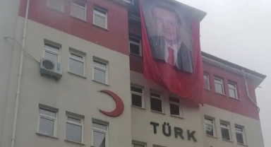 Kızılay binasında Türk Bayrağı’nın üstüne Erdoğan posteri asıldı