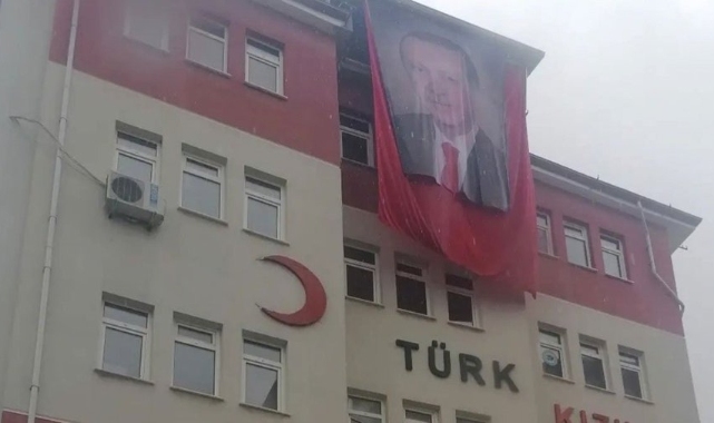 Kızılay binasında Türk Bayrağı’nın üstüne Erdoğan posteri asıldı