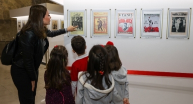 Minik ziyaretçiler Atatürk fotoğrafları sergisine hayran kaldı