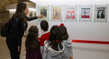 Minik ziyaretçiler Atatürk fotoğrafları sergisine hayran kaldı