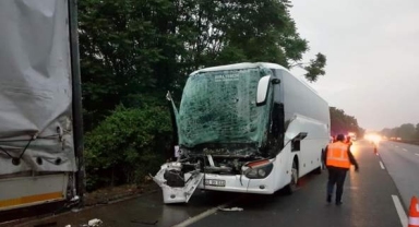 Oy kullanmak için Ordu'ya giden seçmenlerin otobüsü İstanbul'a dönüş yolunda kaza yaptı