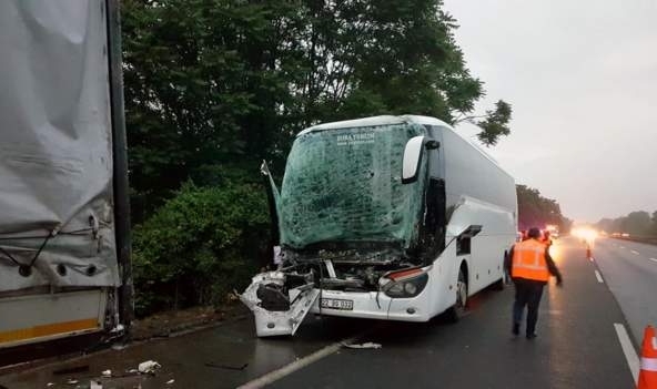 Oy kullanmak için Ordu'ya giden seçmenlerin otobüsü İstanbul'a dönüş yolunda kaza yaptı