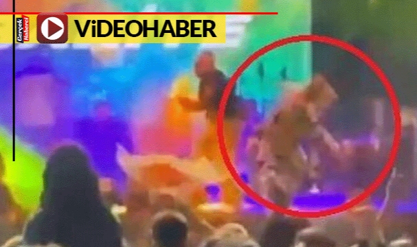 Sahneye atlayan hayranı Kibariye'yi sahneden düşürüp hastanelik etti