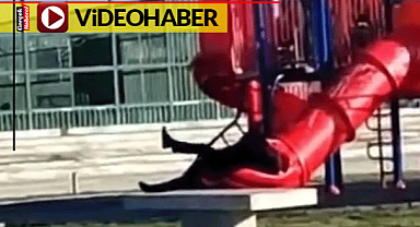 Şilililer kahkahalara boğuldu: Devlet Başkanı kaydırakta sıkıştı