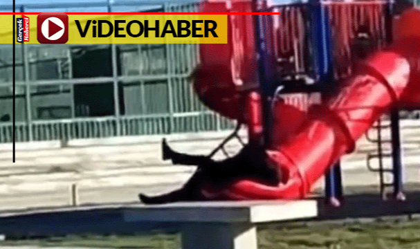 Şilililer kahkahalara boğuldu: Devlet Başkanı kaydırakta sıkıştı