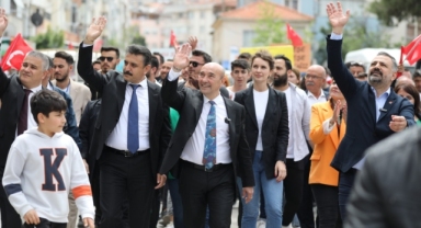 Soyer ve Aslanoğlu Dikili'de esnafla buluştu
