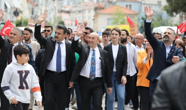 Soyer ve Aslanoğlu Dikili'de esnafla buluştu