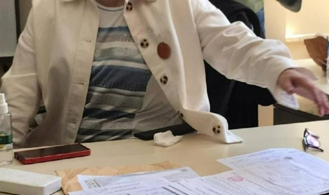 TKP'lilerin şikayeti sonrası, AK Parti rozeti takan kişi görevden alındı