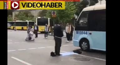 Üsküdar'da yolun ortasına 'seccade' serip namaz kıldı