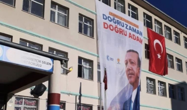 Van’da okul duvarına asılan Erdoğan pankartına tepki: FETÖ'den öğrendikleriyle devam ediyorlar!